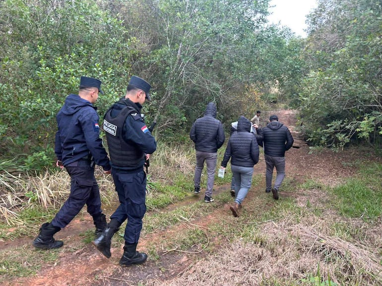 Comitiva fiscal-policial intervino el arroyo Sanabria tras la denuncia de peces muertos en Paso Yobai.