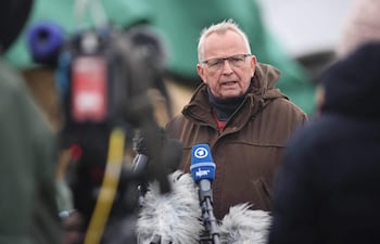 Till Backhaus, ministro de Medio Ambiente del estado de Mecklenburg-Pomerania Occidental, ofrece una declaración a la prensa sobre los esfuerzos de rescate para salvar a una ballena jorobada en la costa del mar Báltico, cerca de la isla de Poel, en las proximidades de Wismar, en el norte de Alemania, el 19 de abril de 2026. Un intento privado de rescate del cetáceo continúa en curso.