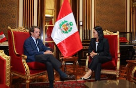 Fotografía cedida por la Presidencia de Perú que muestra a su mandataria, Keiko Fujimori (d), durante una reunión con el expresidente del gobierno de España, José María Aznar.