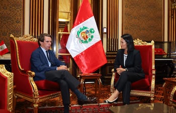 Fotografía cedida por la Presidencia de Perú que muestra a su mandataria, Keiko Fujimori (d), durante una reunión con el expresidente del gobierno de España, José María Aznar.