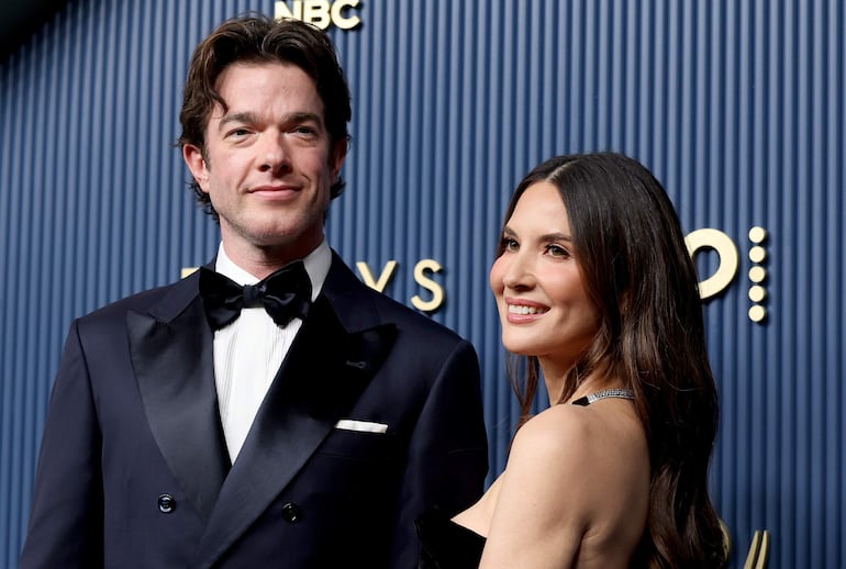 El actor estadounidense John Mulaney y la actriz estadounidense Olivia Munn en la 78.ª ceremonia anual de los premios Emmy, celebrada en el Peacock Theater. (EFE/EPA/DAVID SWANSON)
