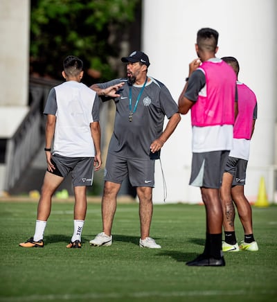 El argentino Pablo Andrés Sánchez, el popular "Vitamina", dirigiendo la sesión de entrenamiento del plantel franjeado, desarrollado en la Villa Olimpia.