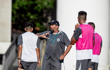 El argentino Pablo Andrés Sánchez, el popular "Vitamina", dirigiendo la sesión de entrenamiento del plantel franjeado, desarrollado en la Villa Olimpia.