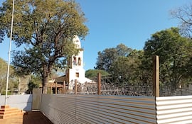 El templo Dulce Nombre de Jesús permanece cercado con vallas y sin ser utilizado, debido a que la restauración continúa paralizada.