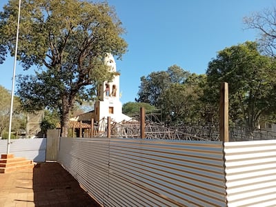 El templo Dulce Nombre de Jesús permanece cercado con vallas y sin ser utilizado, debido a que la restauración continúa paralizada.
