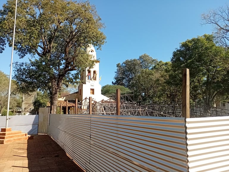 El templo Dulce Nombre de Jesús permanece cercado con vallas y sin ser utilizado, debido a que la restauración continúa paralizada.