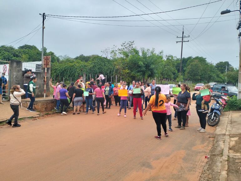 Mamás de la escuela Yvyraty, de Itauguá, cerraron una calle esta mañana, en protesta por la falta de los kits escolares.