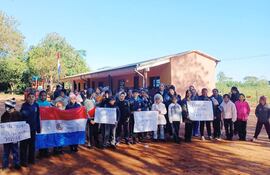 Padres de familia y miembros de la comunidad educativa de la Escuela Básica Nº 4513 “Sagrada Familia” de la localidad de Corõro’i, distrito de Santa Rosa del Aguaray, tomaron la institución para exigir rubro.