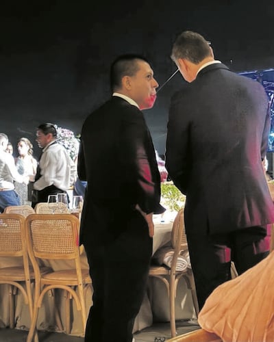 Federico Miguel Vázquez, de Ueno, hablándole al oído al presidente Santiago Peña.