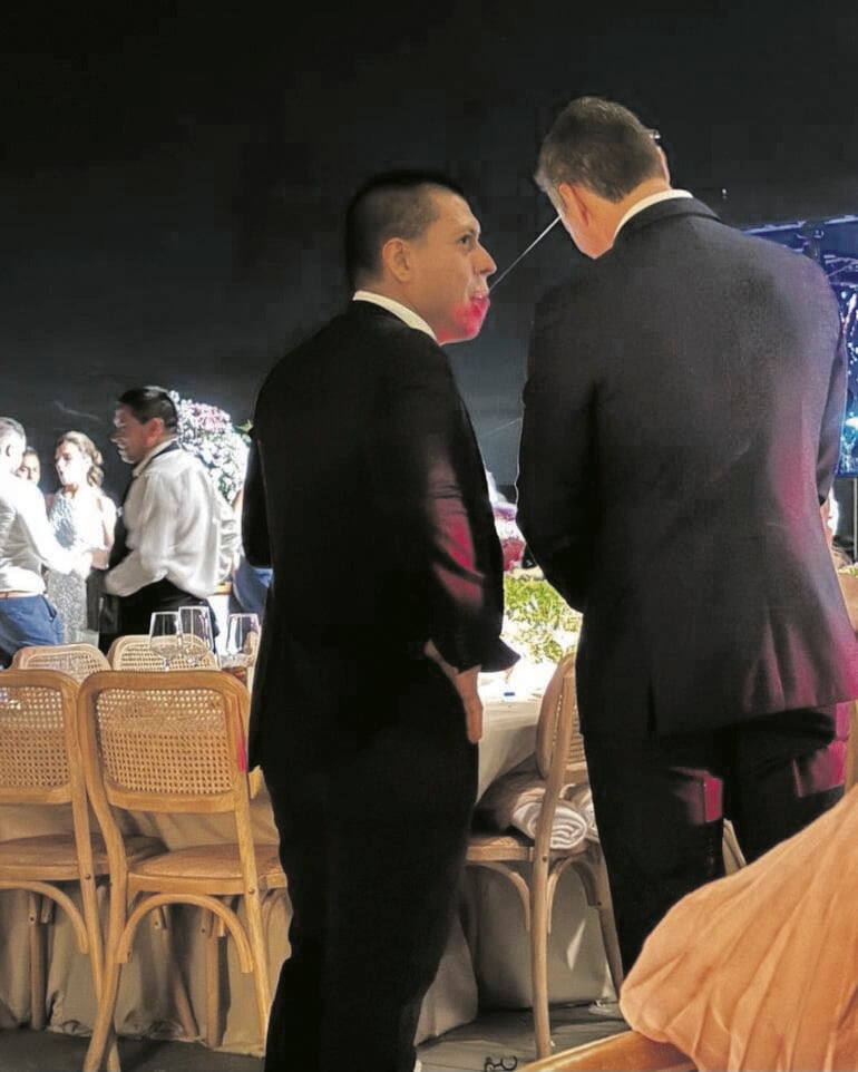 Federico Miguel Vázquez, de Ueno, hablándole al oído al presidente Santiago Peña.