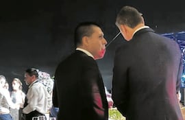 Federico Miguel Vázquez, de Ueno, hablándole al oído al presidente Santiago Peña.