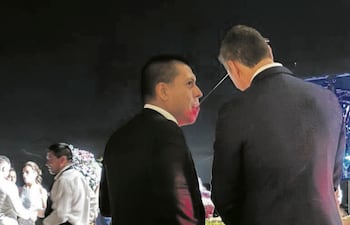 Federico Miguel Vázquez, de Ueno, hablándole al oído al presidente Santiago Peña.