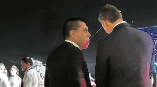 Federico Miguel Vázquez, de Ueno, hablándole al oído al presidente Santiago Peña.