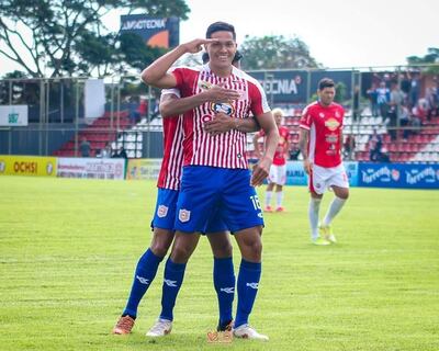 El atacante Luis Felipe Rivarola  celebra uno de los dos tantos que marcó ayer en el triunfo en la Ciudad Universitaria. (Foto: San Lorenzo)