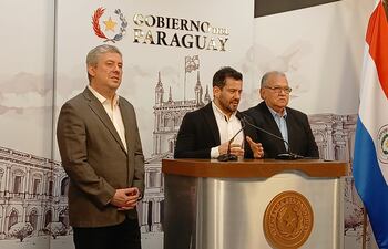 Ministros del Tribunal Superior de Justicia Electoral (TSJE), en conferencia de prensa.