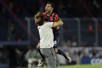 Federico Carrizo y Diego Martínez, jugador y entrenador de Cerro Porteño respectivamente, festejan un gol en el partido ante Sporting Cristal por la tercera fecha del Grupo G de la Copa Libertadores 2025 en el estadio La Nueva Olla, en Asunción, Paraguay.