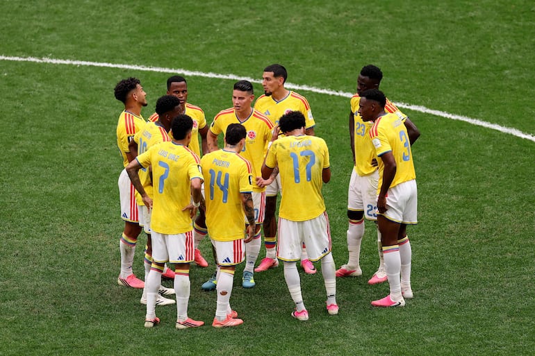 James Rodríguez de Colombia habla con sus compañeros en una ronda de equipo durante el partido de octavos de final de la Copa Mundial de la FIFA 2026 entre Suiza y Colombia en el BC Place de Vancouver, en Vancouver, Columbia Británica, Canadá.