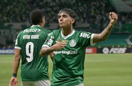 El delantero uruguayo del Palmeiras, Facundo Torres, celebra después de anotar el segundo tanto ante Bolívar de Bolivia en el estadio Allianz Parque en Sao Paulo.