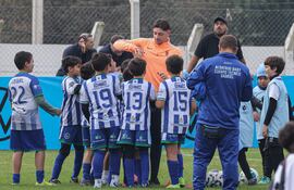 Federico Valverde, futbolista del Real Madrid, una de las figuras de la selección de Uruguay, es rodeado por los niños que sueñan con triunfar en el deporte rey.
