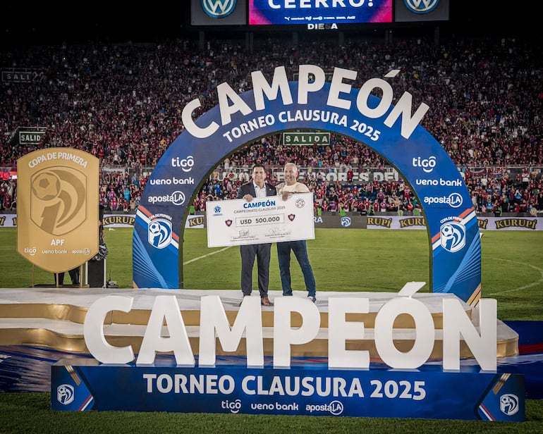 Juan José Zapag celebra con la afición azulgrana el título de Campeón del Torneo Clausura 2025 obtenido por Cerro Porteño.