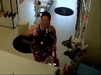 La Policía busca identificar a esta mujer, que hurto una cartera de un local comercial en Luque.