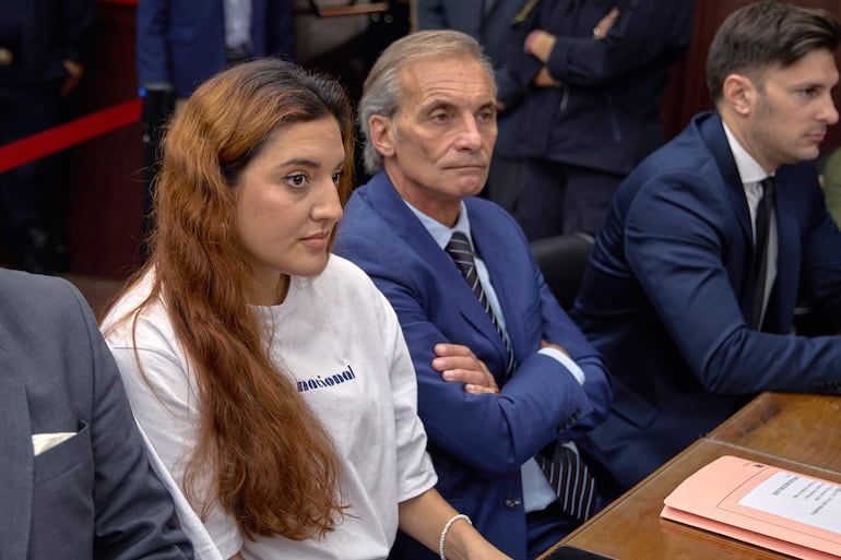 La hija de Diego Armando Maradona, Jana (i), asiste al tribunal de San Isidro este martes, en Buenos Aires (Argentina). El segundo juicio por la muerte de Diego Armando Maradona contra siete trabajadores de la salud, tras la anulación del primero en mayo de 2025, comenzó en un tribunal con la presencia de la familia del astro.