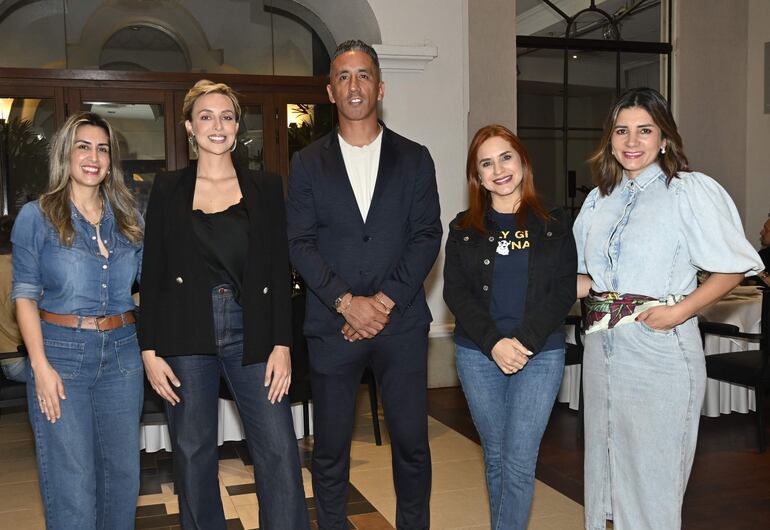 Romina Chaparro, Andrea Benítez, Lucas Barrios, Carolina Arévalo y Deisi Giménez. 