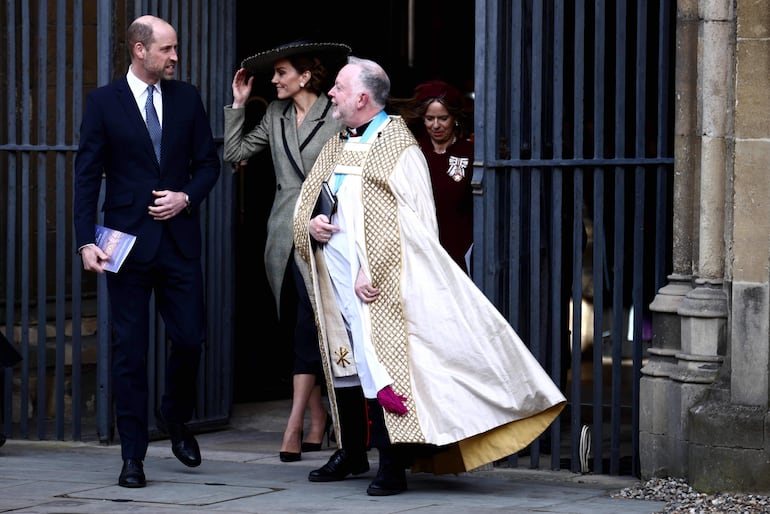 El deán de Canterbury, David Monteith, conversa con el príncipe Guillermo de Gran Bretaña, príncipe de Gales, tras la ceremonia de investidura de la arzobispa de Canterbury, Sarah Mullally, en la catedral de Canterbury, al sureste de Inglaterra. (Foto de Henry Nicholls / AFP)