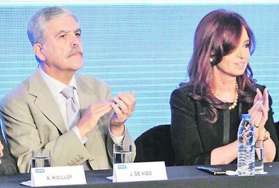 Julio De Vido (i), exministro argentino de Planificación, junto a la expresidenta argentina, Cristina Fernández, también bajo investigación judicial por presunta corrupción.