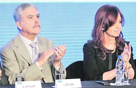 Julio De Vido (i), exministro argentino de Planificación, junto a la expresidenta argentina, Cristina Fernández, también bajo investigación judicial por presunta corrupción.