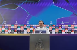 El asistente técnico del Benfica, Joao Tralhao, asistió a la conferencia de prensa en reemplazo de José Mourinho, donde no se tocó el tema Pretiani.