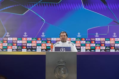 El asistente técnico del Benfica, Joao Tralhao, asistió a la conferencia de prensa en reemplazo de José Mourinho, donde no se tocó el tema Pretiani.