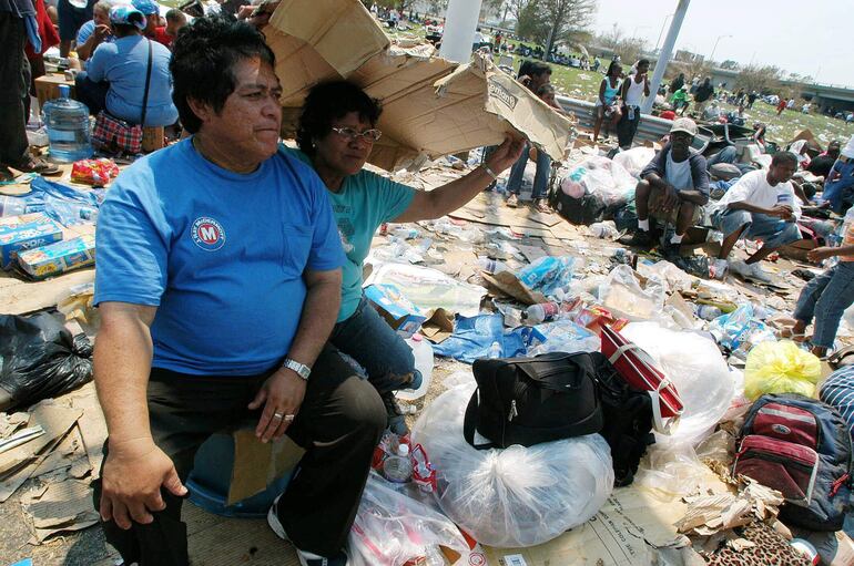 Fotografía de archivo del 3 de septiembre de 2005 de personas esperando a ser evacuadas tras el paso del huracán Katrina, en la ciudad de Nueva Orleans, Luisiana (Estados Unidos).