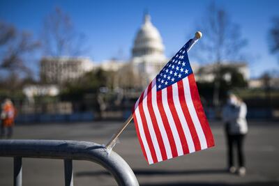 Una pequeña bandera de los Estados Unidos en un memorial al policía Brian Sicknick, fallecido durante el ataque de partidarios de Donald Trump al Capitolio de Washington, el pasado miércoles.