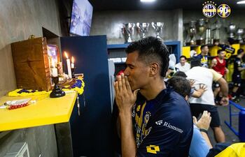 Óscar "Chiquito" encomendándose antes de un partido en el vestuario del Sportivo Trinidense.