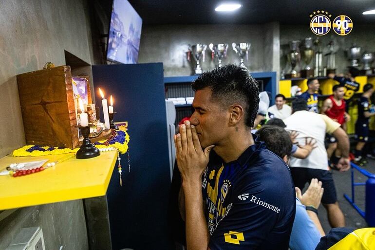 Óscar "Chiquito" encomendándose antes de un partido en el vestuario del Sportivo Trinidense.