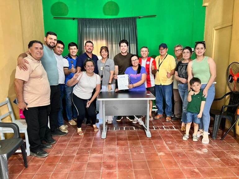 Familiares, amigos y referentes políticos acompañaron y felicitaron al candidato de la Alianza, Juan Aurelio Bobadilla.