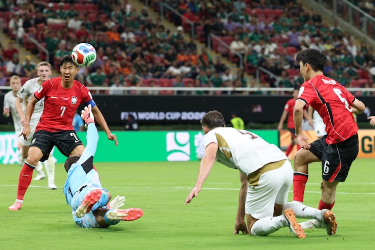 Hwang In-beom (D) de Corea del Sur anota el gol del empate durante la segunda mitad del partido de fútbol del Grupo A de la Copa Mundial entre Corea del Sur y la República Checa en el Estadio Guadalajara de Zapopan, México, el 11 de junio de 2026.
