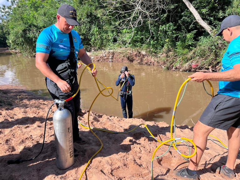 Militares buscan al niño Tobias Suarez, que fue arrastrado por el raudal en San Lorenzo.