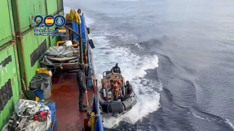 Captura de vídeo de la Policía Nacional de una operación, realizada en la noche del pasado miércoles, por el Grupo Especial de Operaciones que incautó unos 6.500 kilos de cocaína en un mercante que había partido del puerto panameño de Cristobal Anch y cuyo destino final era el puerto español de Vigo. 