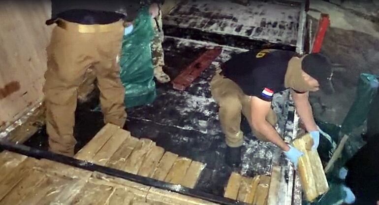 Los antidrogas de la Senad habrían interceptado el narcocamión después de que policías de Santa Rosa del Aguaray robaran la mitad de la carga.