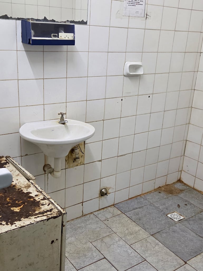 Mobiliarios oxidados, paredes con moho y pisos que requieren de limpieza profunda se observa en el área de quirófano del Hospital de Trauma. 