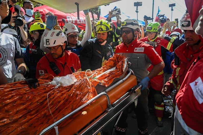 El guardia de seguridad Hernán Gil, superviviente de los terremotos en Venezuela, es rescatado por equipos internacionales.
