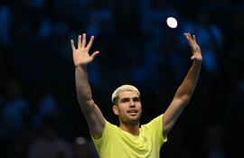 El español Carlos Alcaraz, de 22 años, derrotó en dos mangas al australiano Alex de Miñaur.