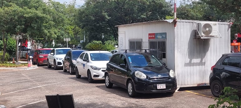 La "autocaja" también se llenó de contribuyentes en la Municipalidad de Asunción.