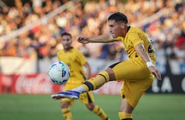 Alexandro Maidana, futbolista de Guaraní, disputa el balón en un partido frente a Juventud de las Piedras por la ida de la Fase 2 de la Copa Libertadores 2026 en el estadio Parque Viera, en Montevideo, Uruguay.