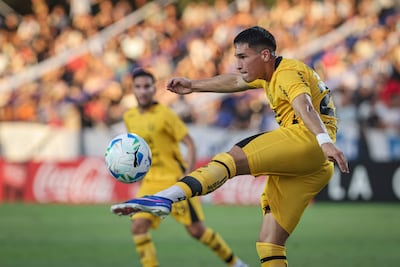 Alexandro Maidana, futbolista de Guaraní, disputa el balón en un partido frente a Juventud de las Piedras por la ida de la Fase 2 de la Copa Libertadores 2026 en el estadio Parque Viera, en Montevideo, Uruguay.