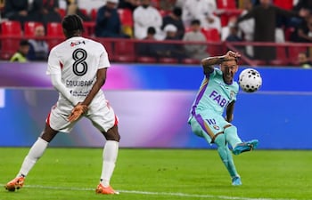 Kaku Romero, con el remate de zurda para marcar un golazo y darle la victoria a su equipo en la Liga de Emiratos Árabes Unidos.