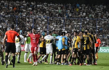 Momento en que se tomaron los jugadores de Guaraní y Olimpia, tras el tanto de Mateo Gamarra, sobre el cierre del partido en la ciudad de Capiatá.