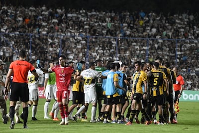 Momento en que se tomaron los jugadores de Guaraní y Olimpia, tras el tanto de Mateo Gamarra, sobre el cierre del partido en la ciudad de Capiatá.